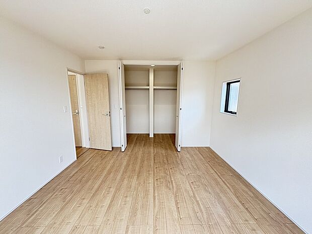 新築の木の匂いのする室内。写真では伝わらないので、ぜひ現地でお確かめください。