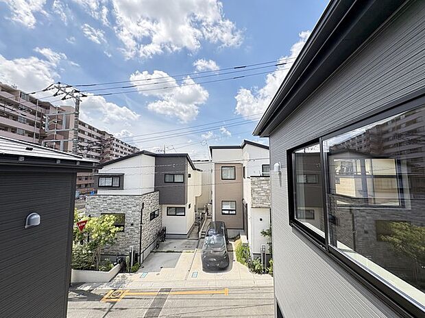 前面の住まいとの距離感があるから、圧迫感を感じません。