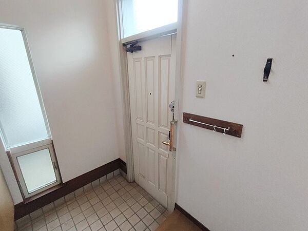 自然な明るさが心地よく広がり、訪れる人を優しく迎え入れるような健やかな空間が広がります。