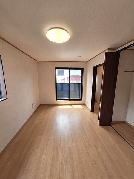大きめのベッドを置いても、まだゆとりが持てる大きさ。7.75帖の主寝室。