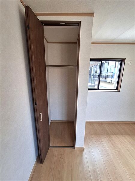 部屋と部屋の隙間をうまく使ったスリムな収納スペース。