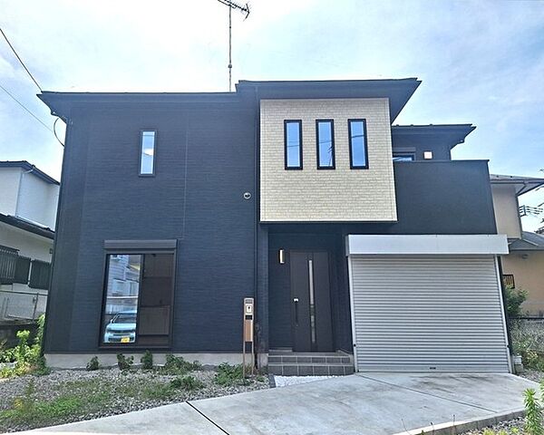 住民の方が主に利用する交通量少なめの道路に面してます。