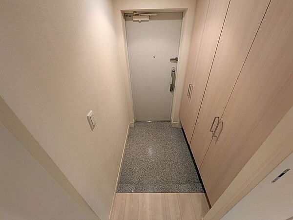 質感のある素材使いが印象的な、日々の暮らしの始まりを静かに整えてくれる落ち着いた空間。