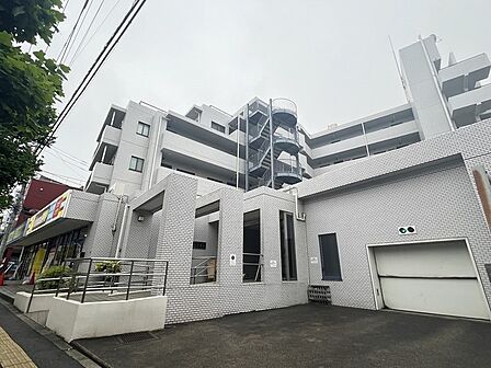最寄り駅まで徒歩9分の近さ。 忙しい朝が助かる立地、 暮らしにゆとりが生まれます。 