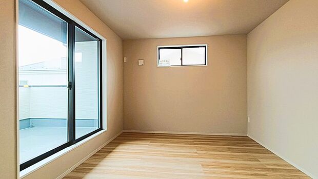 大きめのベッドを置いても、まだゆとりが持てる大きさ。10帖の主寝室。