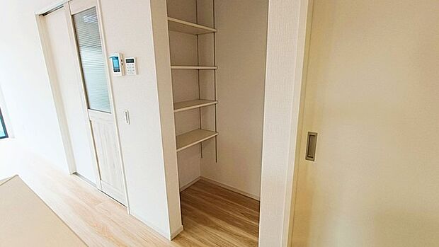 キッチンの脇に、この収納があるだけで、キッチン動線が変わりますね。