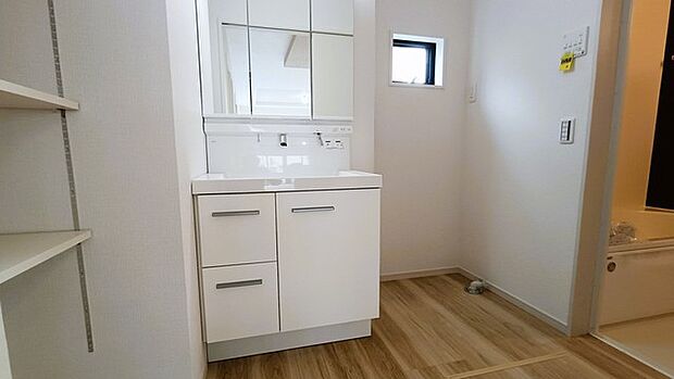 お風呂に入る前、心も体もふっと一息つける「静けさの入り口」。