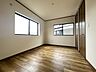 子供部屋：木の温もりを感じるフローリングと落ち着いた色調が調和し、日々の暮らしに静かな安らぎをもたらす、心穏やかなプライベート空間です 