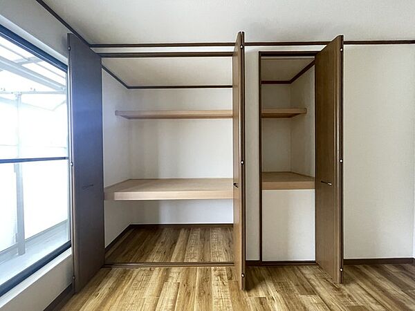木目の温かみと余白が調和する、日々の暮らしに静かに馴染む空間。整然としたしつらえは使い勝手が良く、日々の生活を丁寧に整えてくれる落ち着いた心地よさが広がります