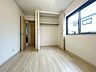 寝室：無駄を削ぎ落としたシンプルな空間は、住まう人の個性を引き立て、穏やかで心地よい日常を彩ります 