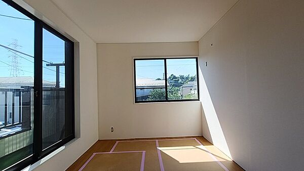 大事な日当たりは、大きな窓から。誰のお部屋にしましょう。