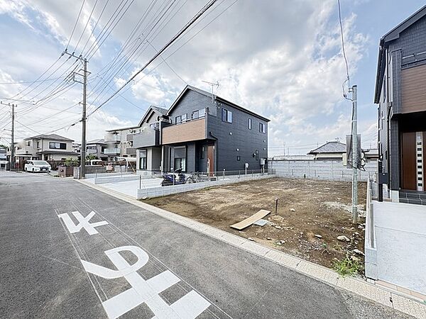 駐車が苦手な方にも嬉しい、前面6ｍ道路に面した住まい。
