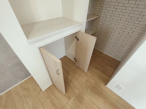 何かとものがあふれやすいリビングに、ちょっと一工夫。うれしい収納空間。