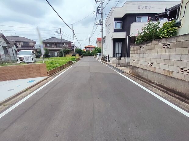 駐車が苦手な方にも嬉しい、前面6m道路に面した住まい。