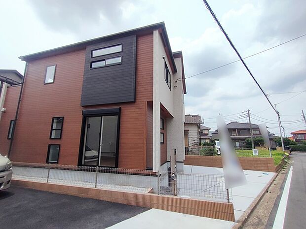 駐車が苦手な方にも嬉しい、前面6m道路に面した住まい。