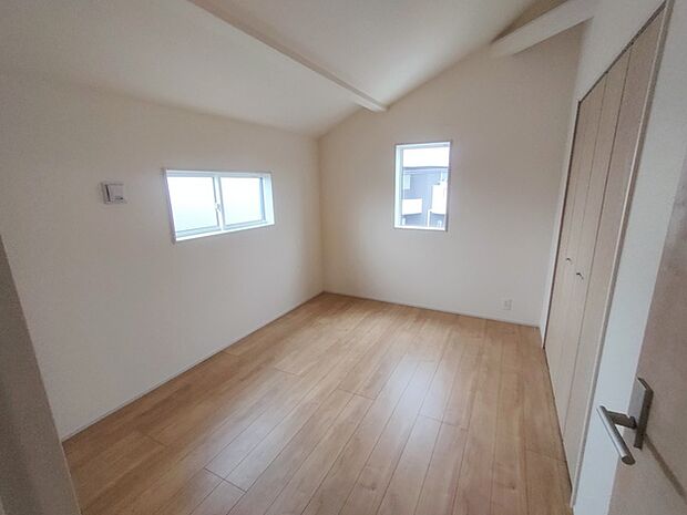 今からここを誰のお部屋にしようか、そんな洋室。大きさは6帖です。