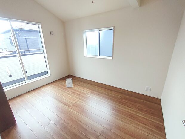 今からここを誰のお部屋にしようか、そんな洋室。大きさは6帖です。