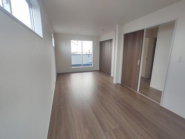 将来的には間仕切りして2部屋に変更可能な洋間。成長に合わせた間取り変更が可能なタイプ。 