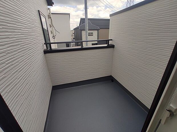 主に二階建てが中心の住宅街。近隣の屋根を高さを見ても、こちらの家と同じくらい。