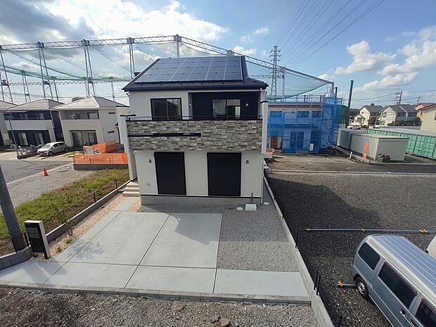前面の住まいとの距離感があるから、圧迫感を感じません。