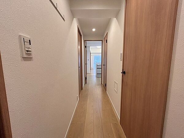 奥へと視線が抜ける、ゆとりを感じさせる設計。日々の生活を穏やかに繋ぐ空間です。