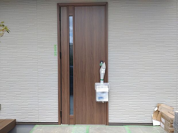 この扉を開けると、新築の木の匂いが待ってます。
