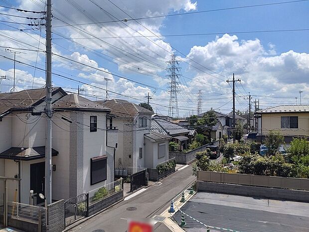 あたりには住宅を中心とした建物が広がります。