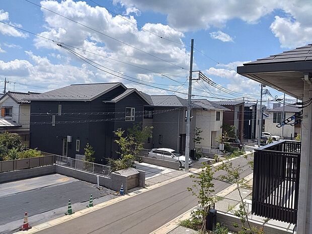 主に二階建てが中心の住宅街。近隣の屋根を高さを見ても、こちらの家と同じくらい。