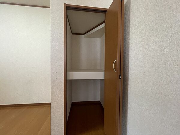 室内をすっきりと整える、落ち着いた色合いの造作が暮らしに静かな調和をもたらします リフォーム工事前の写真。2026年9月内装リフォーム完成予定。