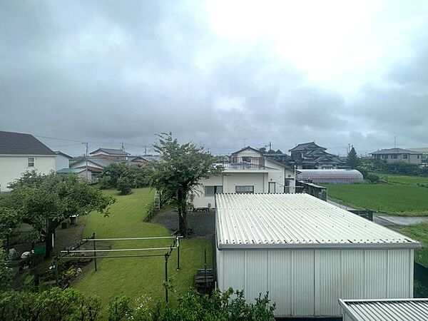 空と緑が織りなす穏やかな風景が広がり、日々の暮らしに心安らぐ静けさと開放感をもたらしてくれます