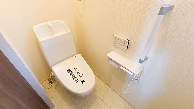 ウォシュレット機能付き。憩いの場としてひそかに注目度の高いお手洗いにもご注目ください。 