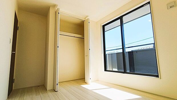 バルコニーからはたっぷりと太陽の光が舞い込みます。 