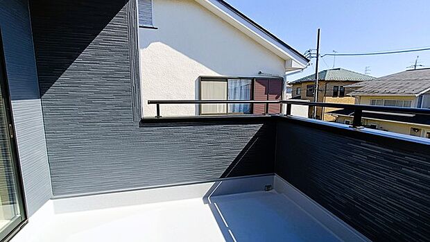 主に二階建てが中心の住宅街。近隣の屋根を高さを見ても、こちらの家と同じくらい。 