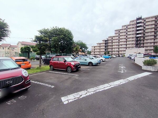 ゆとりあるスペースが確保された駐車場です。日常の出入りもスムーズで、安心感のある住環境が整っています。