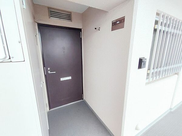 日々の暮らしの始まりとなる玄関周りは、すっきりと整えられた清潔感のある空間が広がります。