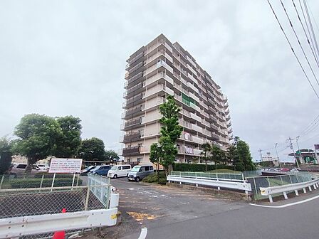 最寄り駅まで徒歩15分。この距離だと、運動不足も少し解消されるかも。 