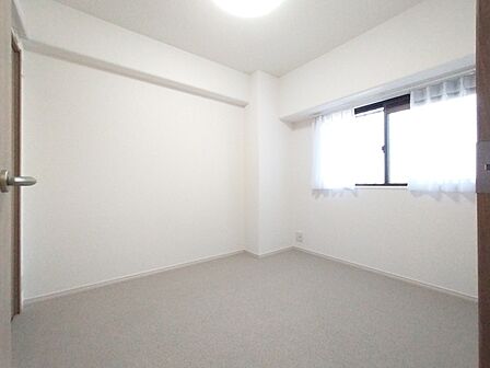 たっぷりの陽光に包まれる明るい住まいが、ここにあります。
