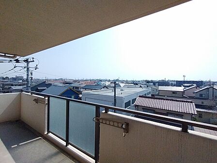 前面の住まいとの距離感があるから、圧迫感を感じません。 