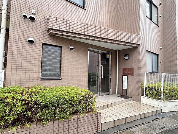 落ち着いた色味と整ったフォルムが街並みに美しく調和しています。