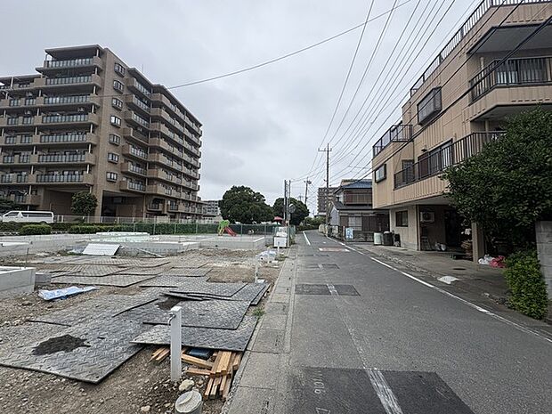 周辺環境との調和を感じさせる穏やかな立地で、これから始まる新しい生活の基盤として静かに整えられた空間です