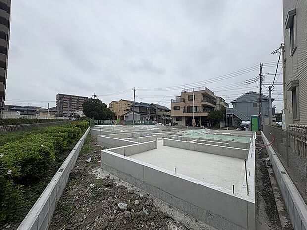 空が広く見渡せる開放的な立地で、周辺は落ち着いた住宅街が広がっています。これから新たな暮らしの基盤が築かれていく、期待感に満ちた風景です