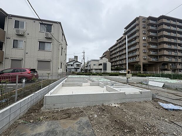 周辺環境との調和を大切にした落ち着きある街並みに、新しい暮らしの基盤が整いつつあります。未来の風景を想像させてくれる、静かな空気が漂う住環境です 