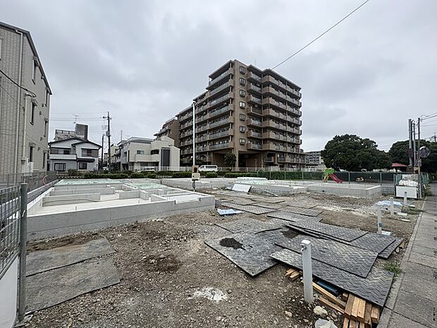 周囲にゆとりを感じる落ち着いた住環境の中にあり、これから新しい暮らしを形作っていくための、可能性を秘めた広々とした敷地です