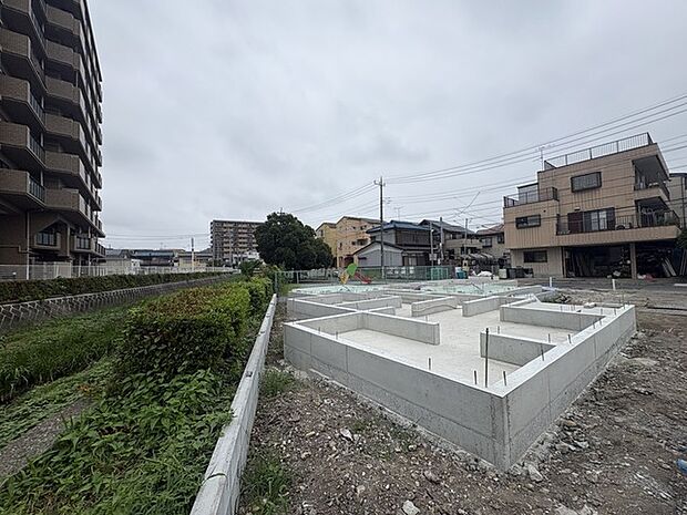 周囲に馴染む落ち着いた住環境の中に、新しい暮らしの基盤が静かに形作られています