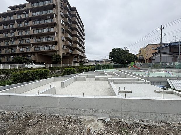 周辺環境に調和する閑静な住宅街の一角に、新たな暮らしの基盤が整えられました。日々の営みを支える落ち着いた雰囲気の中で、理想の住まいを描くためのゆとりある敷地が広がっています