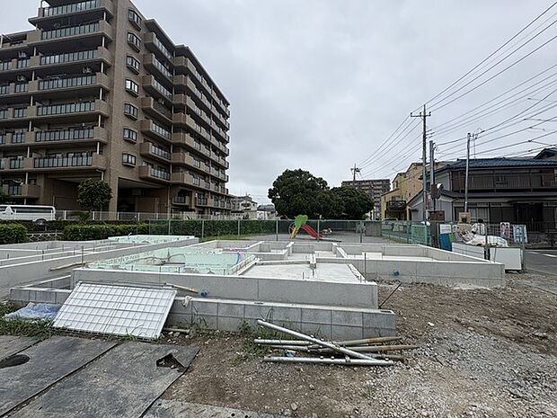 都市の利便性と落ち着いた住環境が調和する街並みの中に、これからの暮らしの礎が形作られようとしています。周辺の穏やかな空気感を感じながら、新しい住まいでの健やかな生活を想像させる風景です