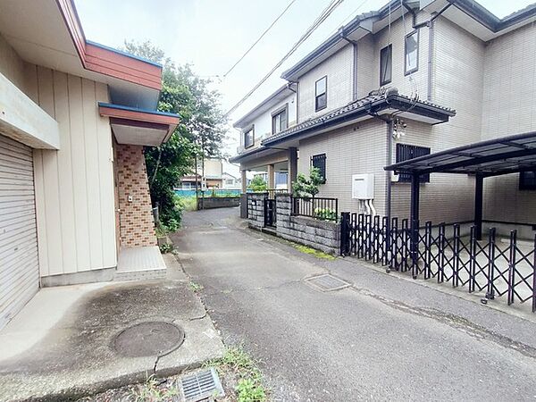 幅員こそやや狭くても、その分交通量が少なくて安心。
