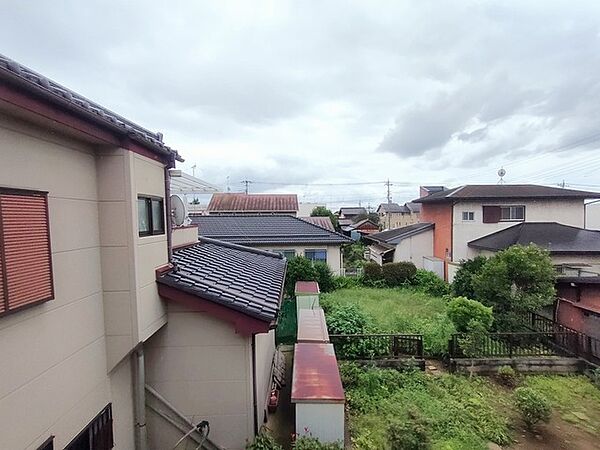 主に二階建てが中心の住宅街。近隣の屋根を高さを見ても、こちらの家と同じくらい。