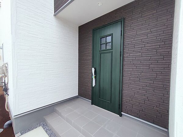 ポーチのついた新築分譲物件。玄関の印象はいかがでしょうか？入口からご覧ください。