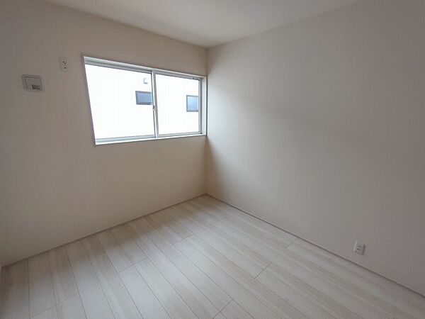 今からここを誰のお部屋にしようか、そんな洋室。
